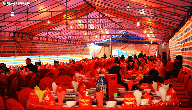 婚礼奇闻:男子二婚摆68桌酒席仅到了5桌宾客,新娘雇人演父母,拿礼金想