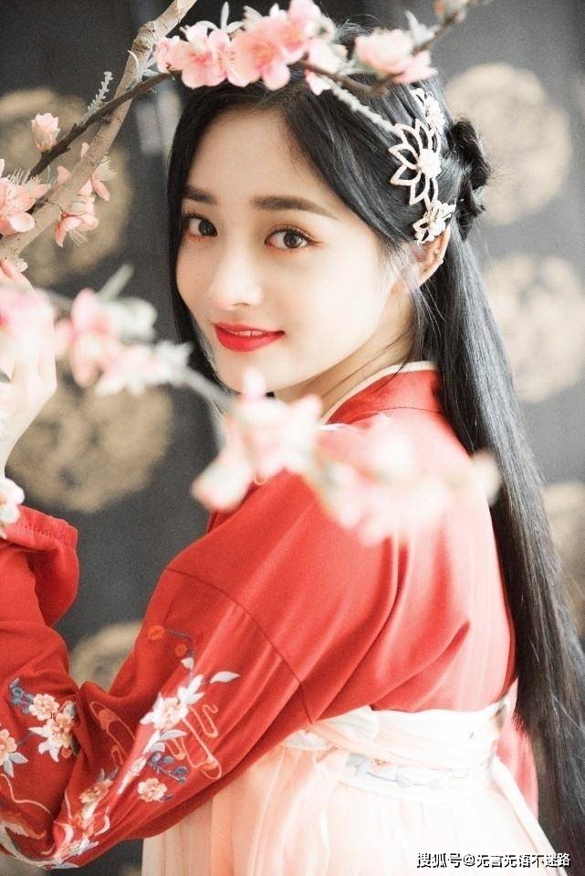身姿|周洁琼，桃花树旁轻抚琵琶，优雅身姿，满满的古韵古风