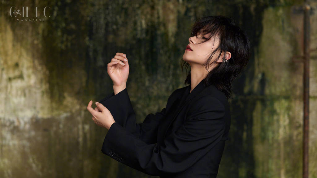 万茜旧车站工业风杂志大片曝光 身穿风衣又飒又酷