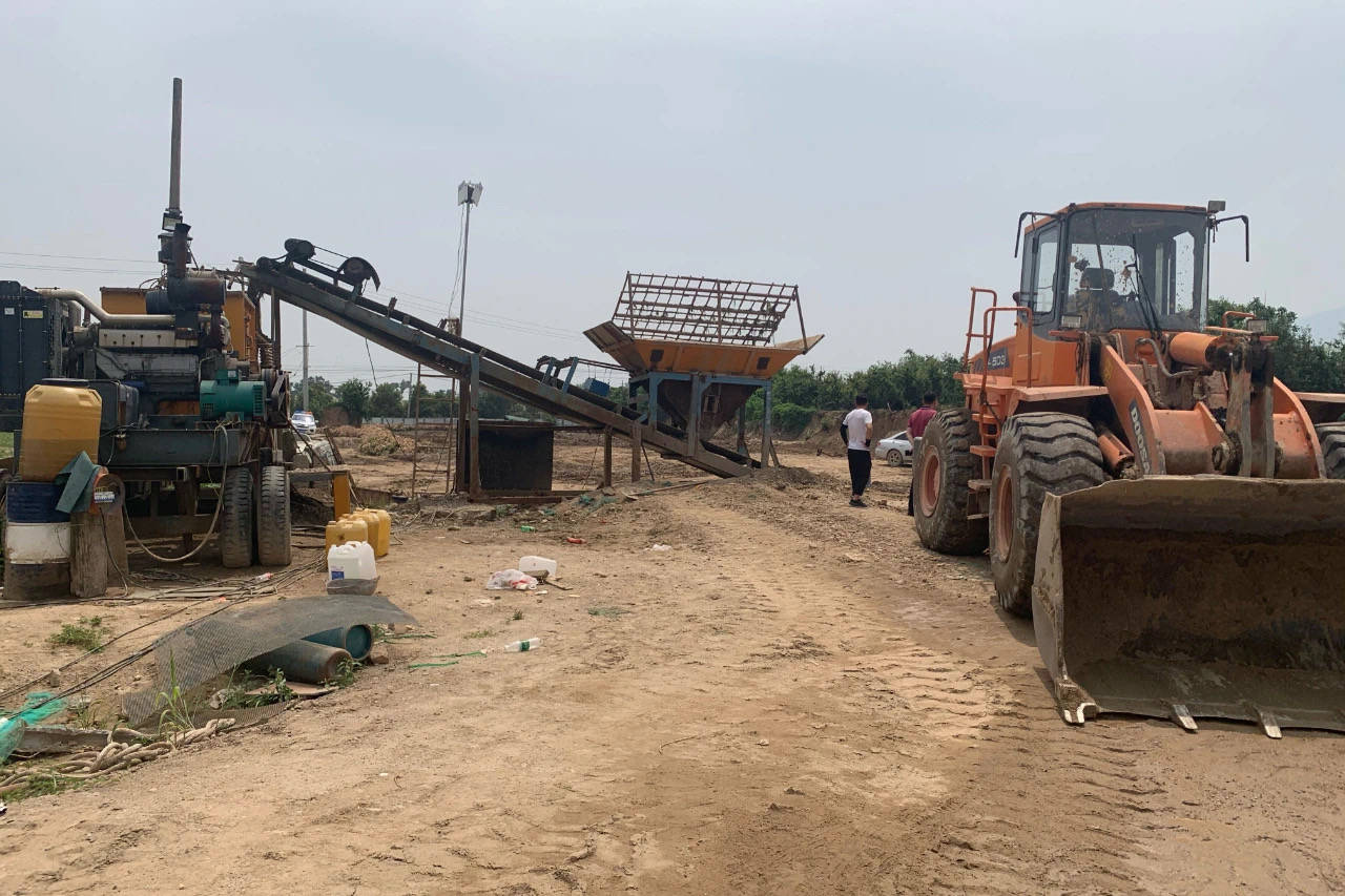 西安临潼区两家沙企涉嫌非法作业 污染环境 群众质疑监管缺失_沙场