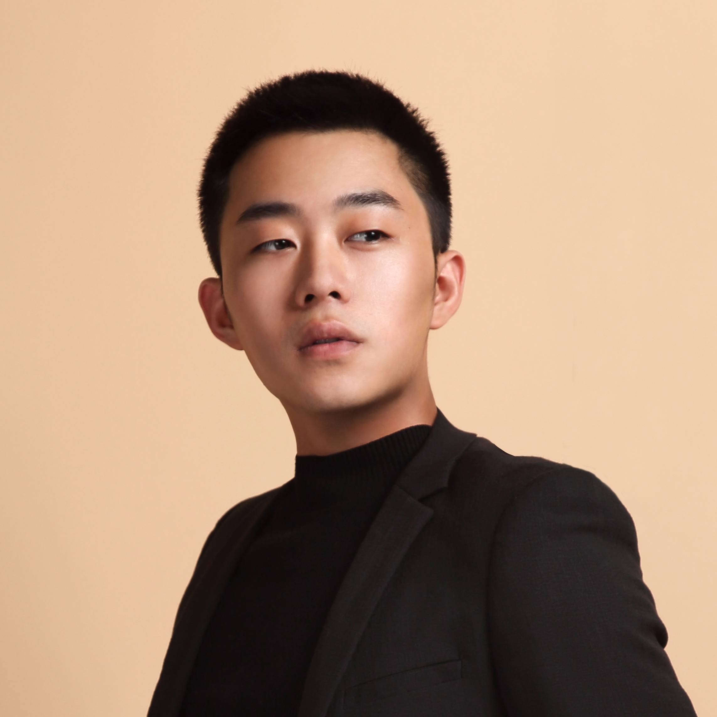 娱乐圈中最具魅力男演员谢静,走路带风,将荷尔蒙发挥到极致