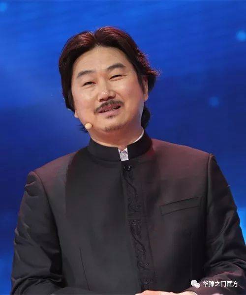 但崔凯一句,1000万,藏家一句3个亿爆笑全场,可谓导演崔凯点睛之笔