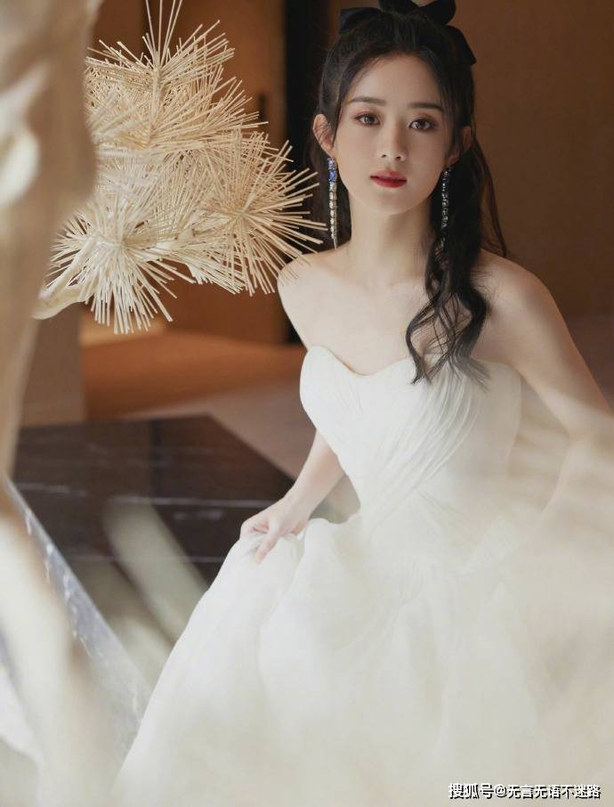 倾国倾城|赵丽颖，一袭露肩白色长裙，倾国倾城，尽显女性之美