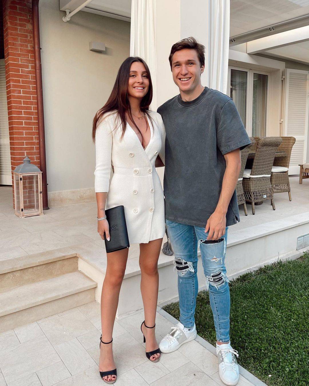 风情欧洲杯:基耶萨零零后女友 邻家女孩又纯又欲