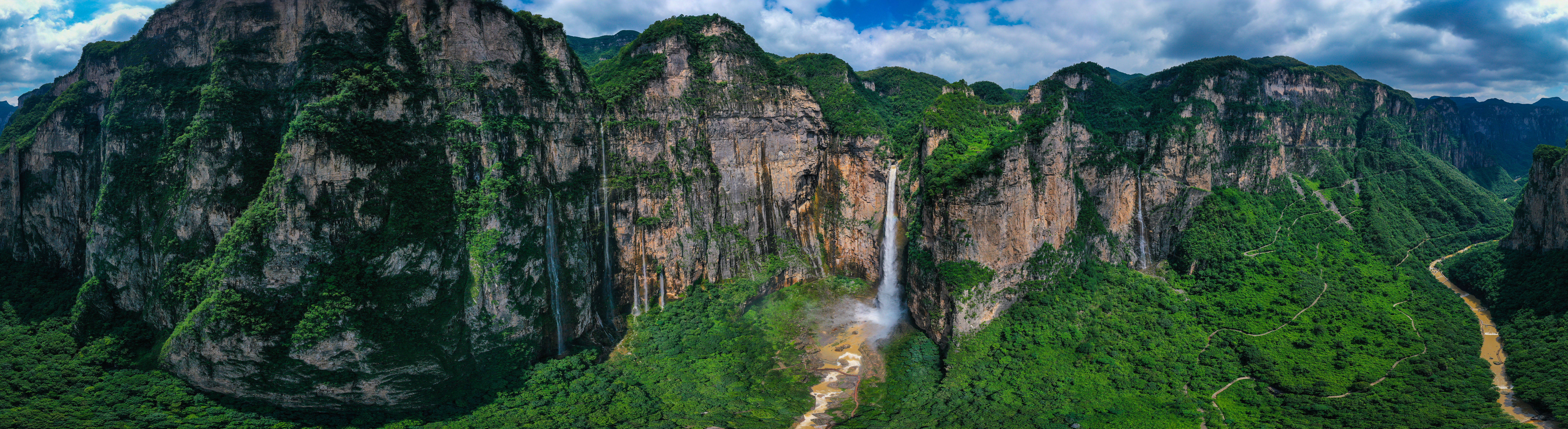 除了云台天瀑,在云台山的山间峡谷瀑布成群,溪泉流瀑合奏出一曲绝妙的