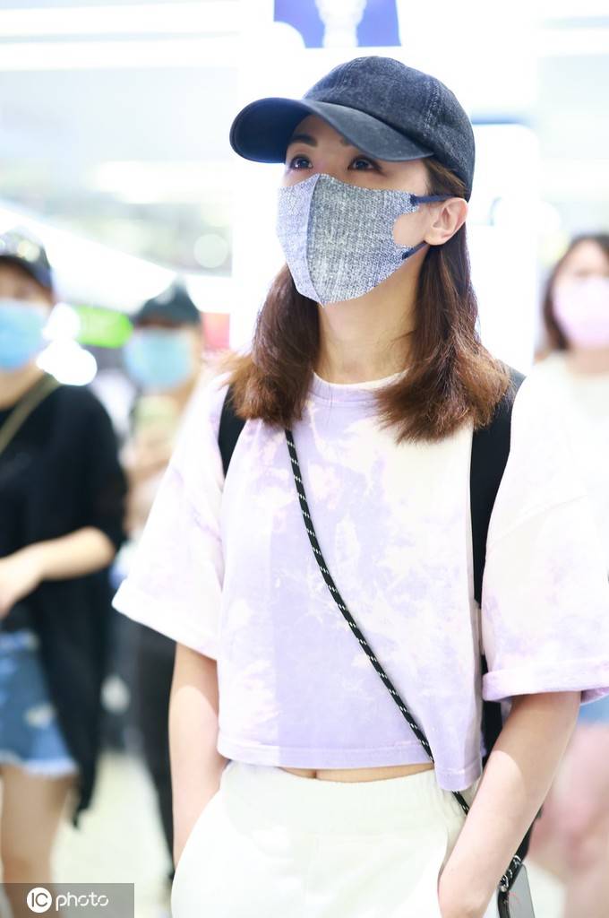 阿sa头戴棒球帽低调现身机场 身着纯白t恤