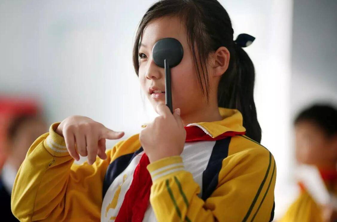 英语老师主动趴在桌子上