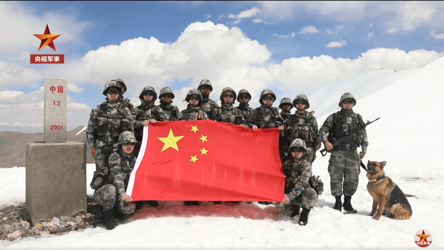 10名大学生女兵为边防界碑描红,姑娘们好样的!