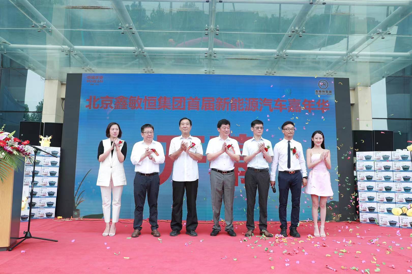 中国平安北京分公司总经理王兵为甜歌公主朱美璇颁发证书