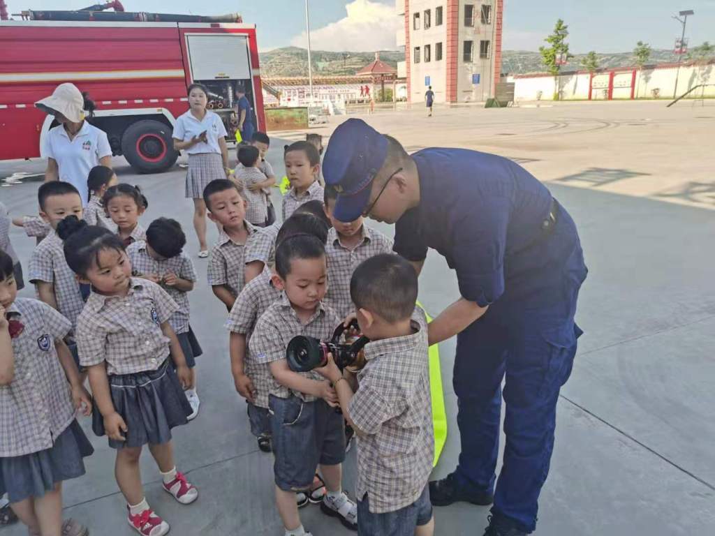 教育馆|麦积消防救援大队组织 幼儿园师生参观体验科普教育馆