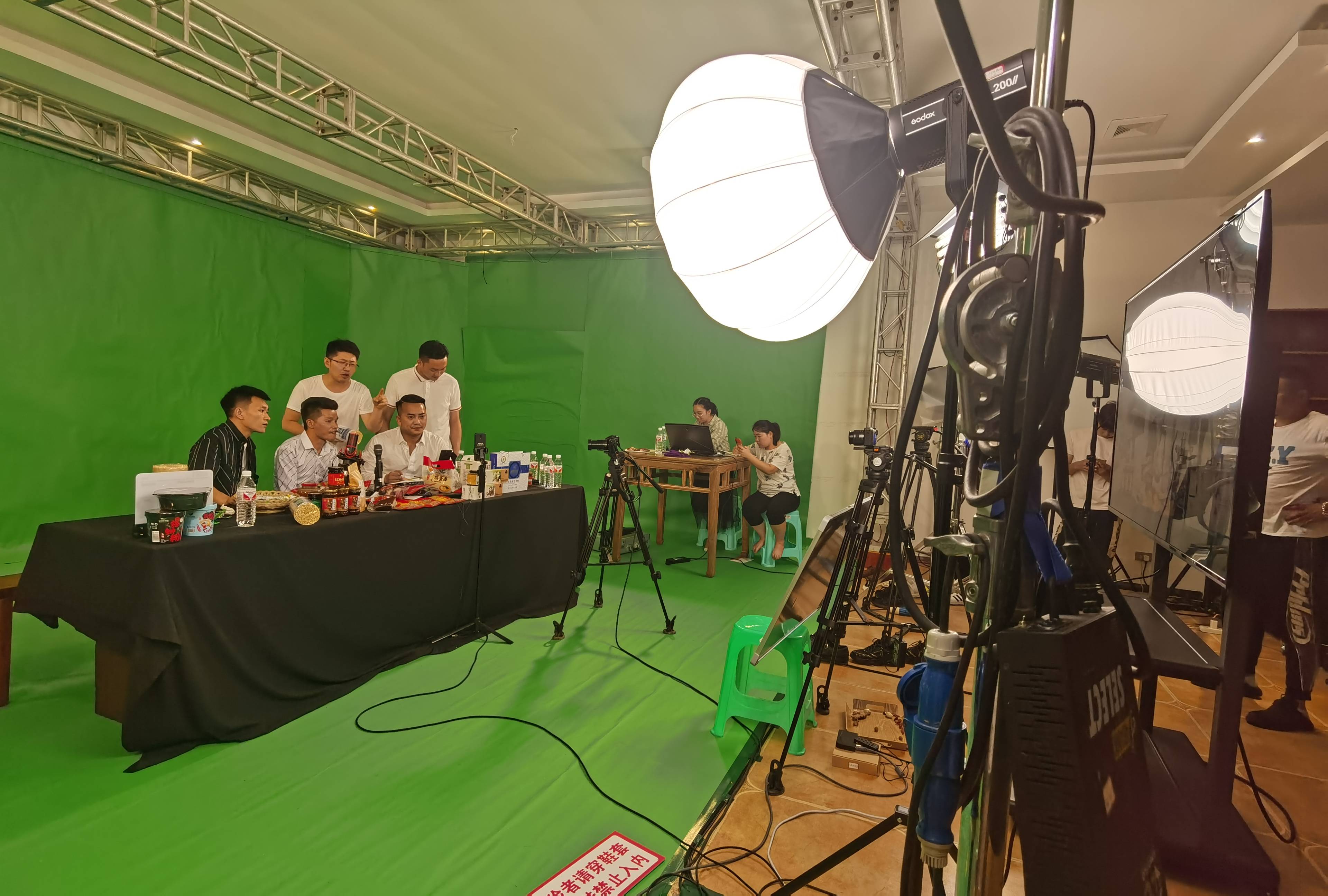 网红主播成新兴职业69遵义网红培训推出吴小二与大家见面