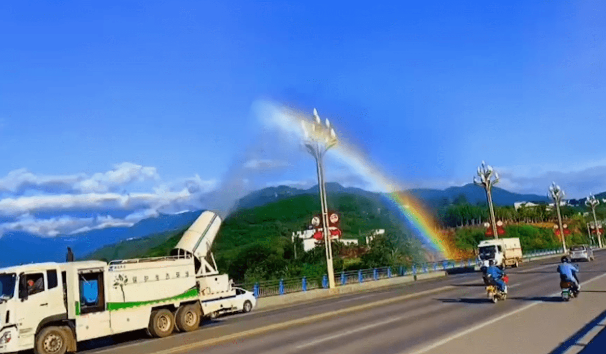 洒水车前行途中在空中洒出一道完美彩虹,犹如在天空作画_李女士