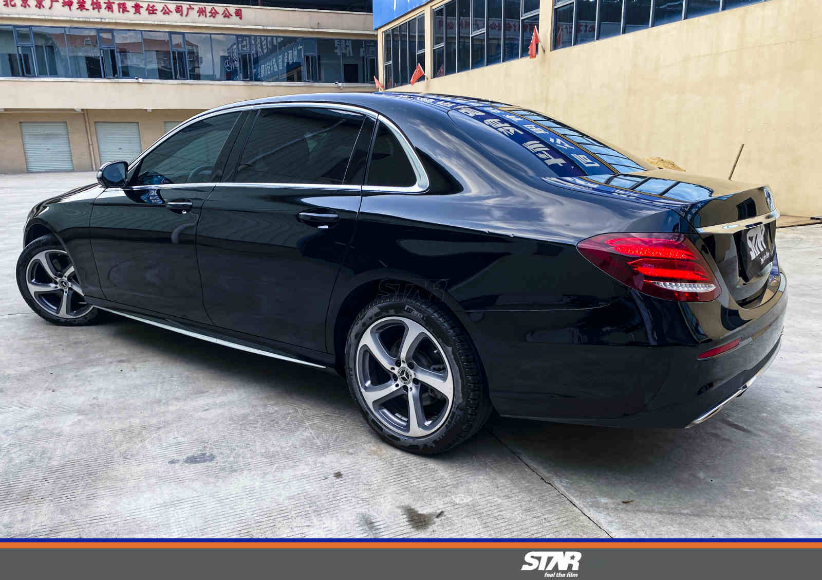 奔驰e300改色pet钢琴黑 贴完气质不一样