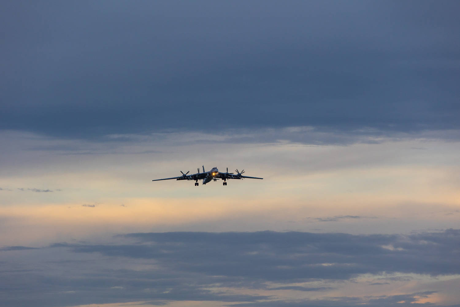 俄罗斯飞行员驾驶图-95mc战略轰炸机进行夜间飞行