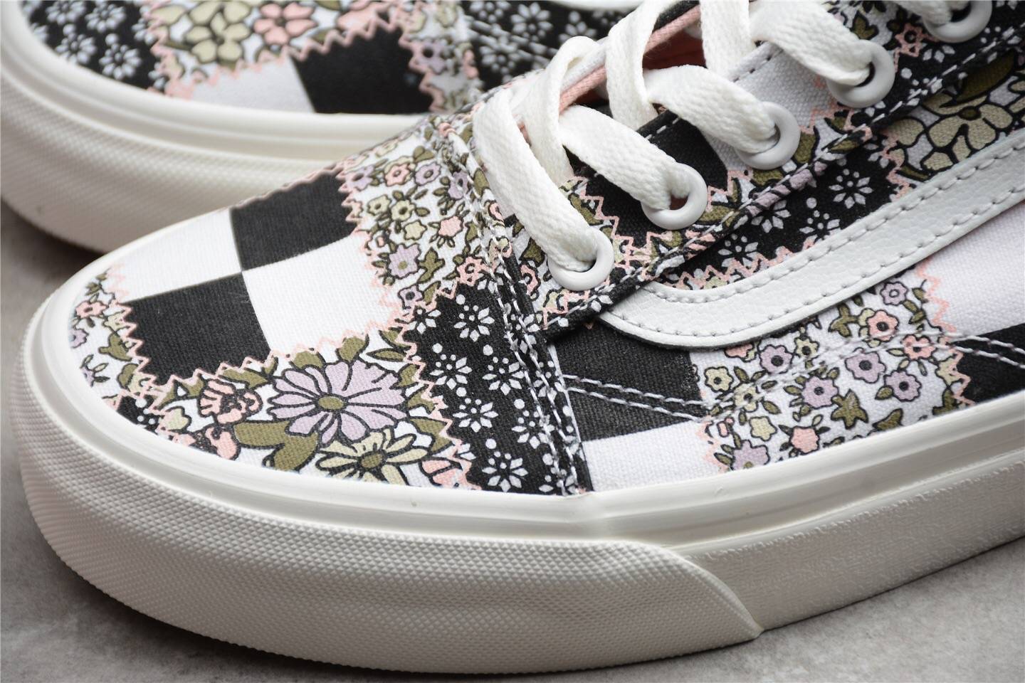 色调|万斯小碎花 Vans Classic Slip-on 黑白粉拼接一脚蹬帆布鞋