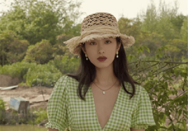 弧形|女生最显脸大的3款帽子，我劝你别戴