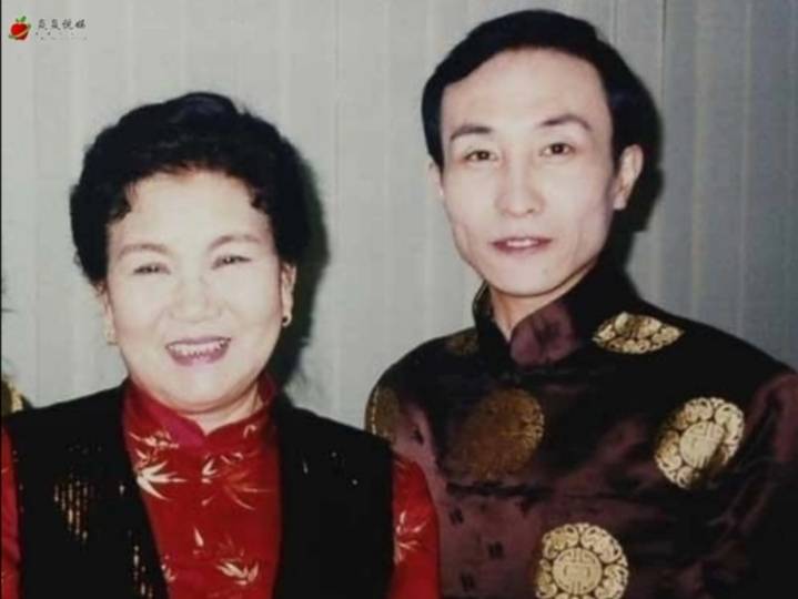 舞台|赵丽蓉、巩汉林小品《打工奇遇》，老太太唱功真不错，这段成经典