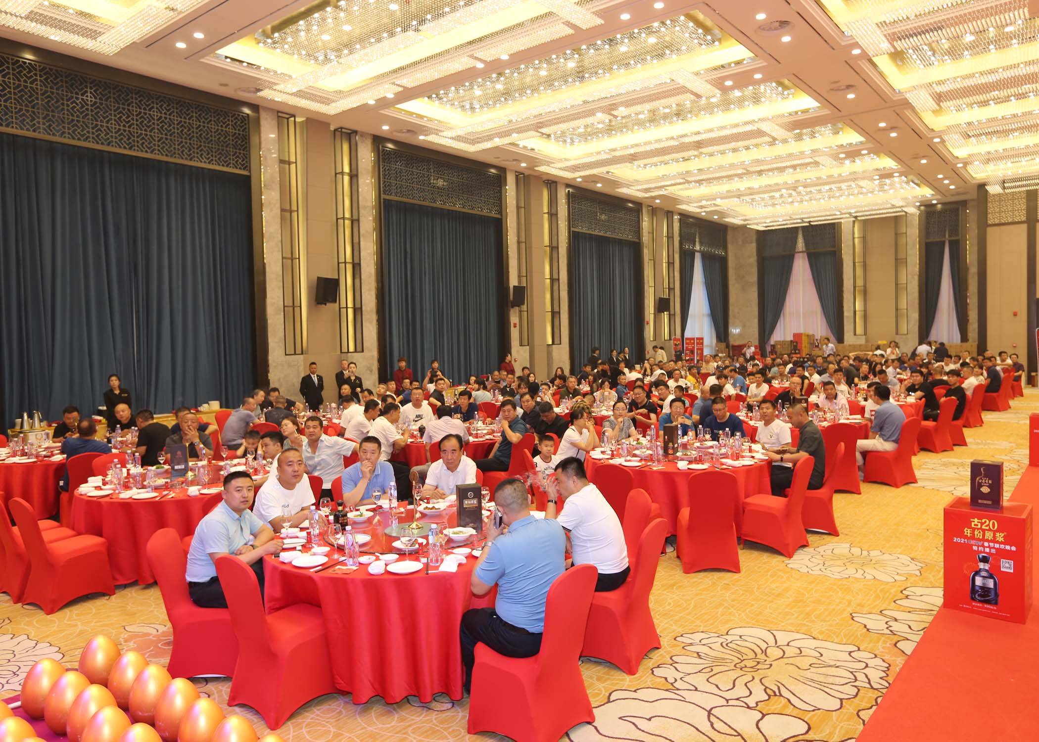 來自各地的經銷商以及民間品酒師近500餘人,就古井貢酒·年份原漿的