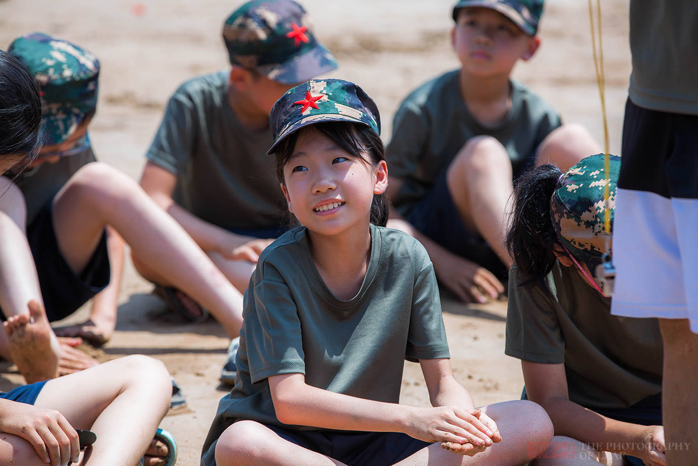 38度的高温,一群孩子在沙滩上暴晒,这种夏令营你会让孩子去吗?_生活