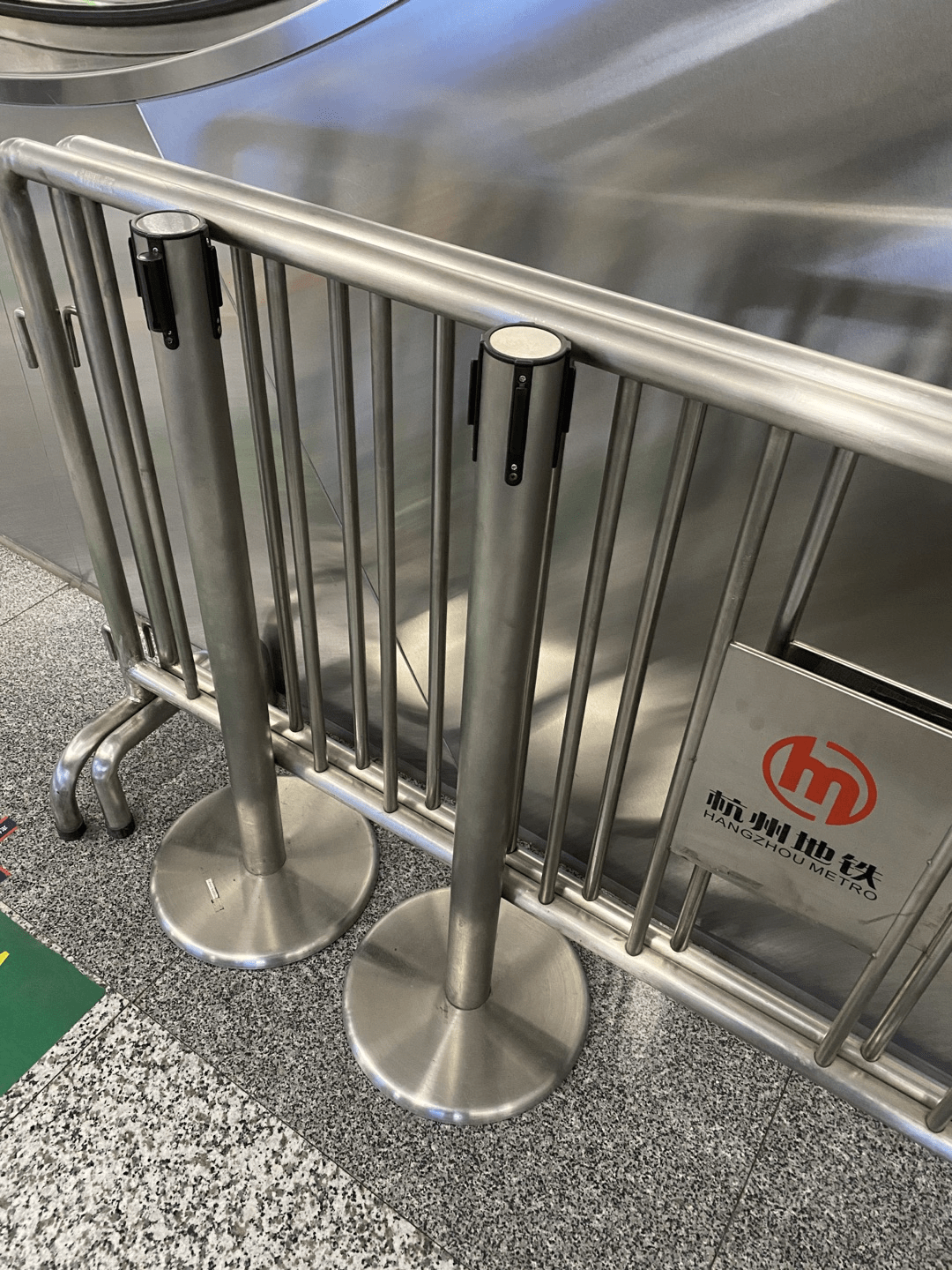 原创不锈钢铁马护栏——地铁里的维持秩序好助手