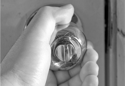 3. 公共卫生间的门把手