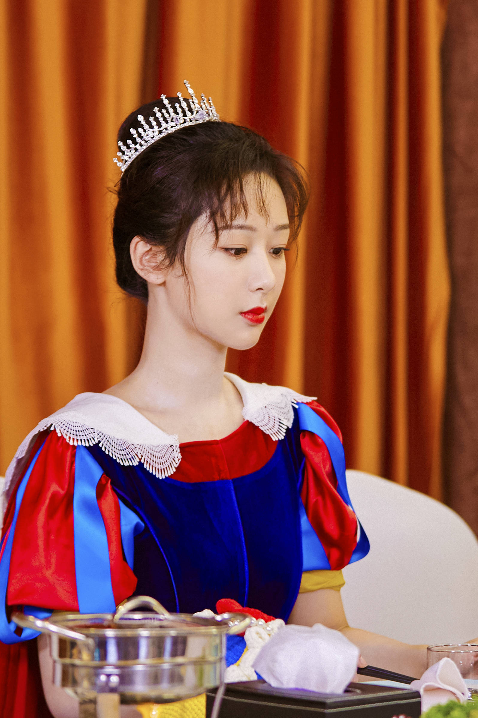 杨紫萌探探探案穿越童话世界化身白雪公主巧捉萌贼