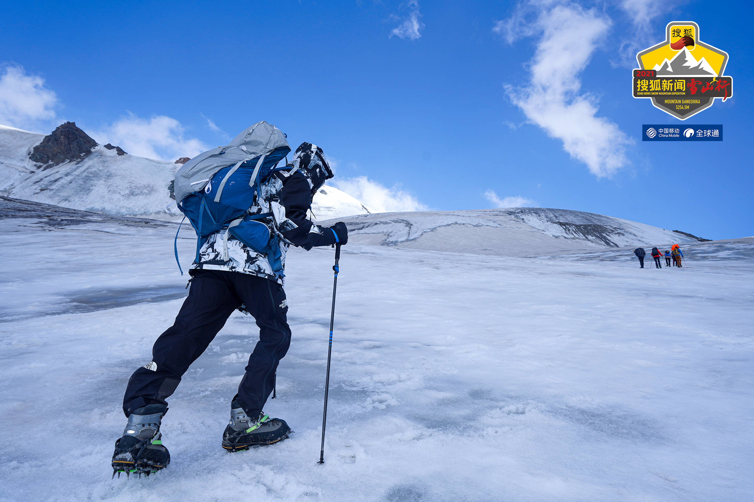 男人登雪山图片图片