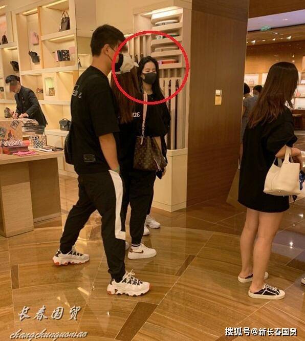 防护|34岁刘亦菲逛街被偶遇，休闲打扮淡妆出行，无修生图曝光