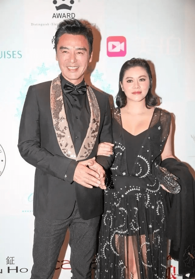 范姜真洋气,一袭白色连衣裙优雅温柔,气质惊艳