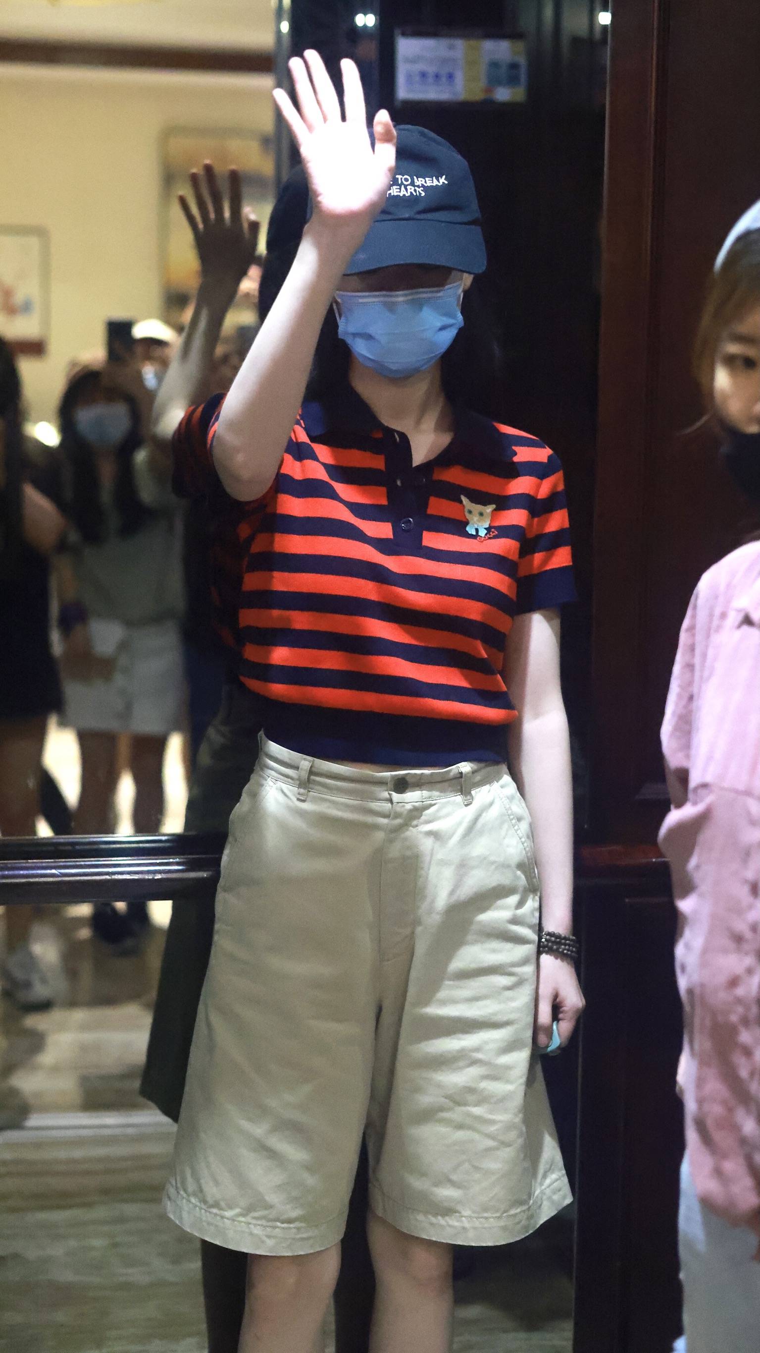 倪妮条纹衫搭短裤美腿吸睛 对粉丝挥手拜拜超nice