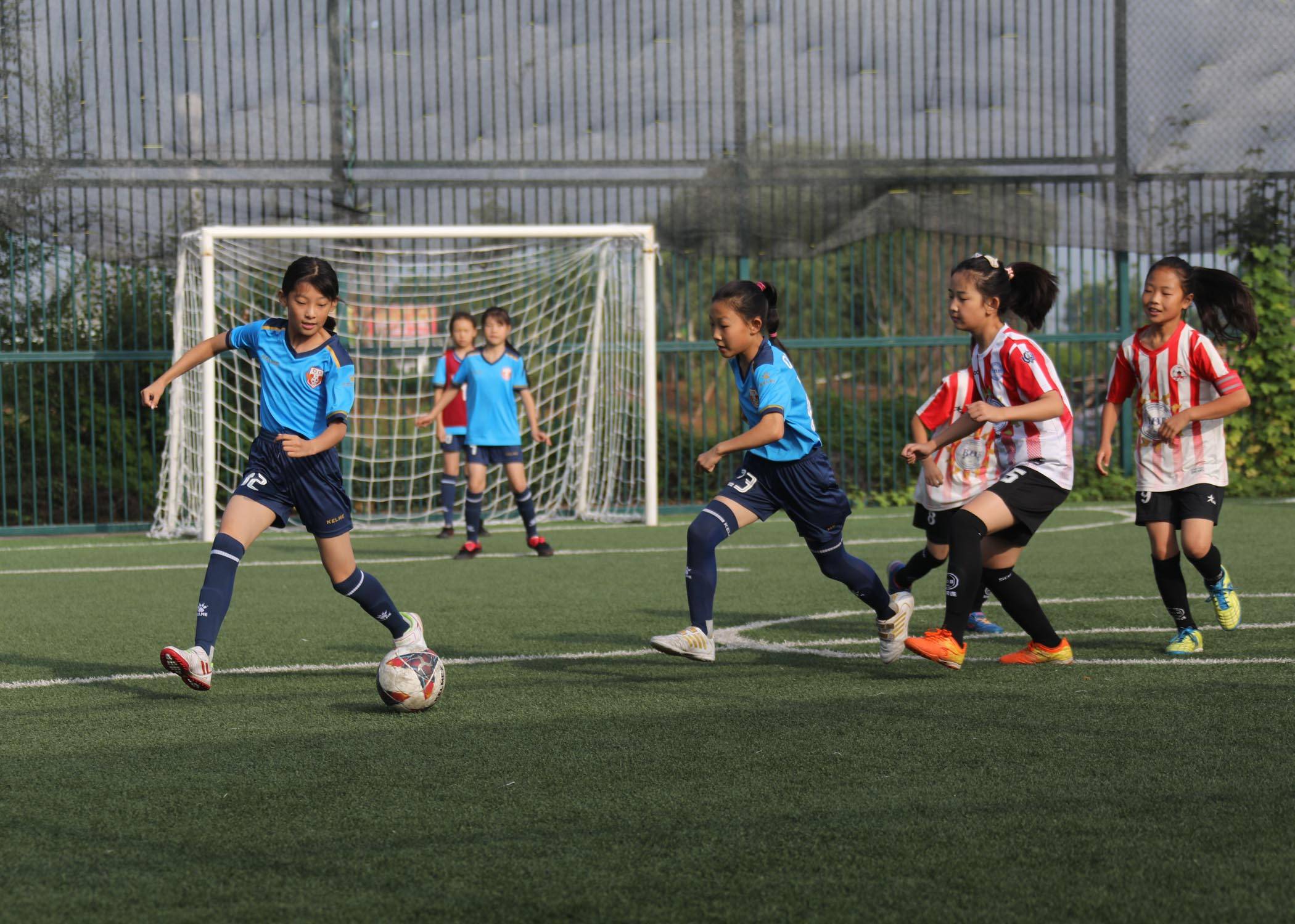 长治女足小将在绿茵场上展风采