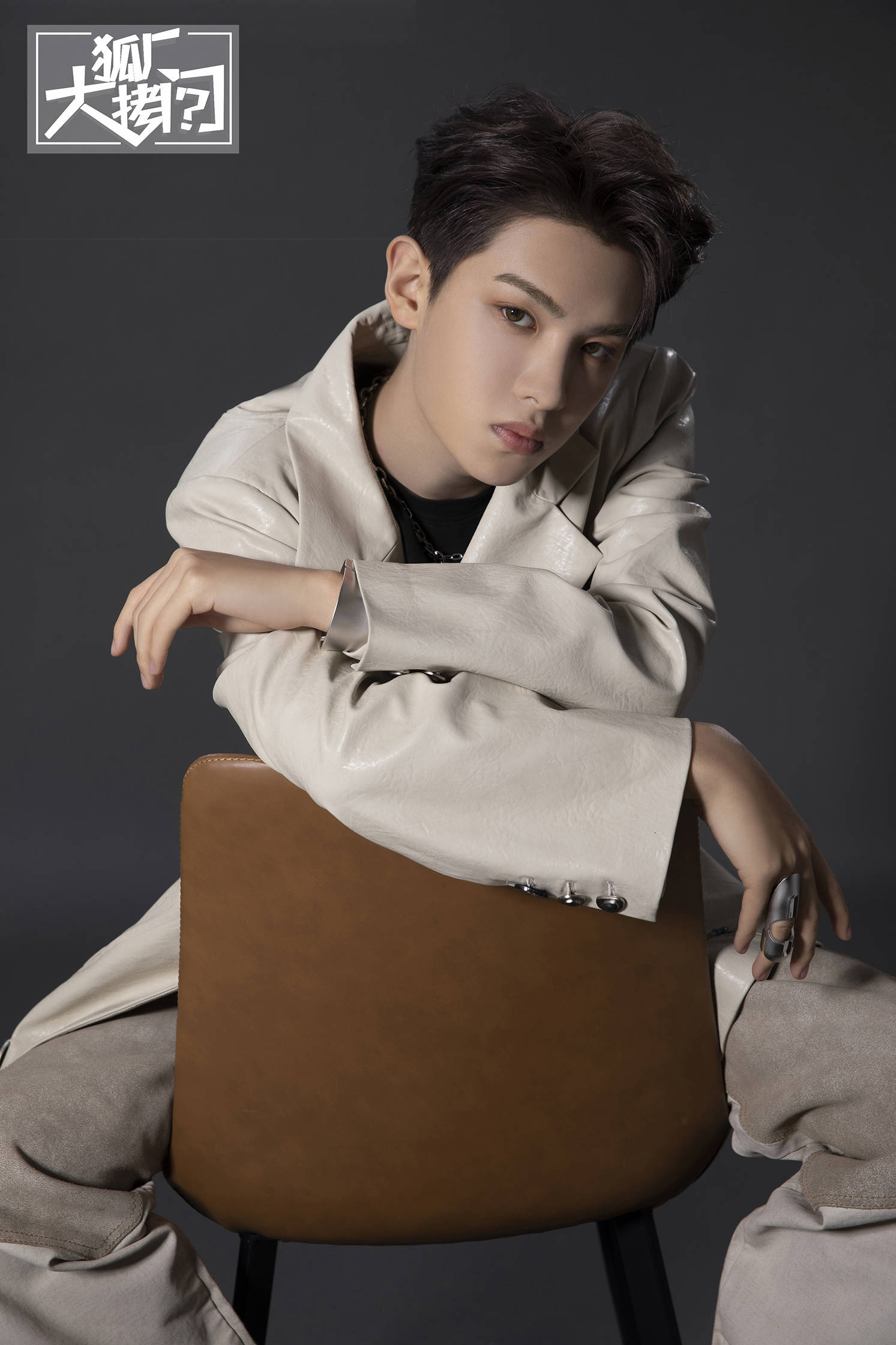 黄明昊:因为帅.