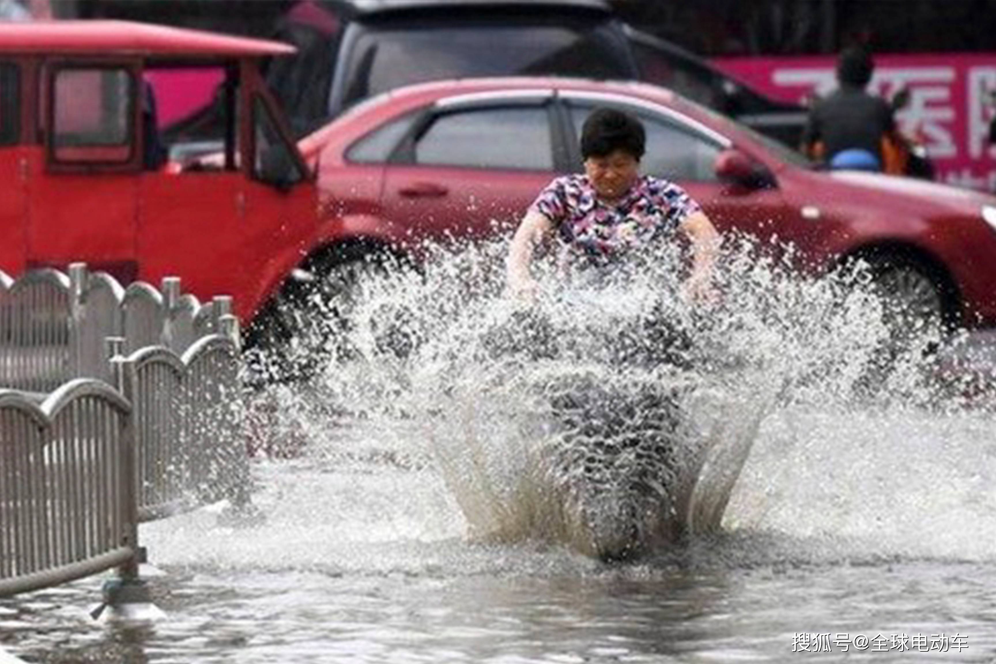 电动车淋雨或泡水后还能骑吗雨天骑车六个技巧一起看