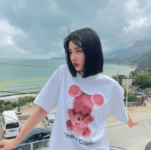 网友|宋祖儿穿吊带裙拍清凉大片,海边美照太抢镜
