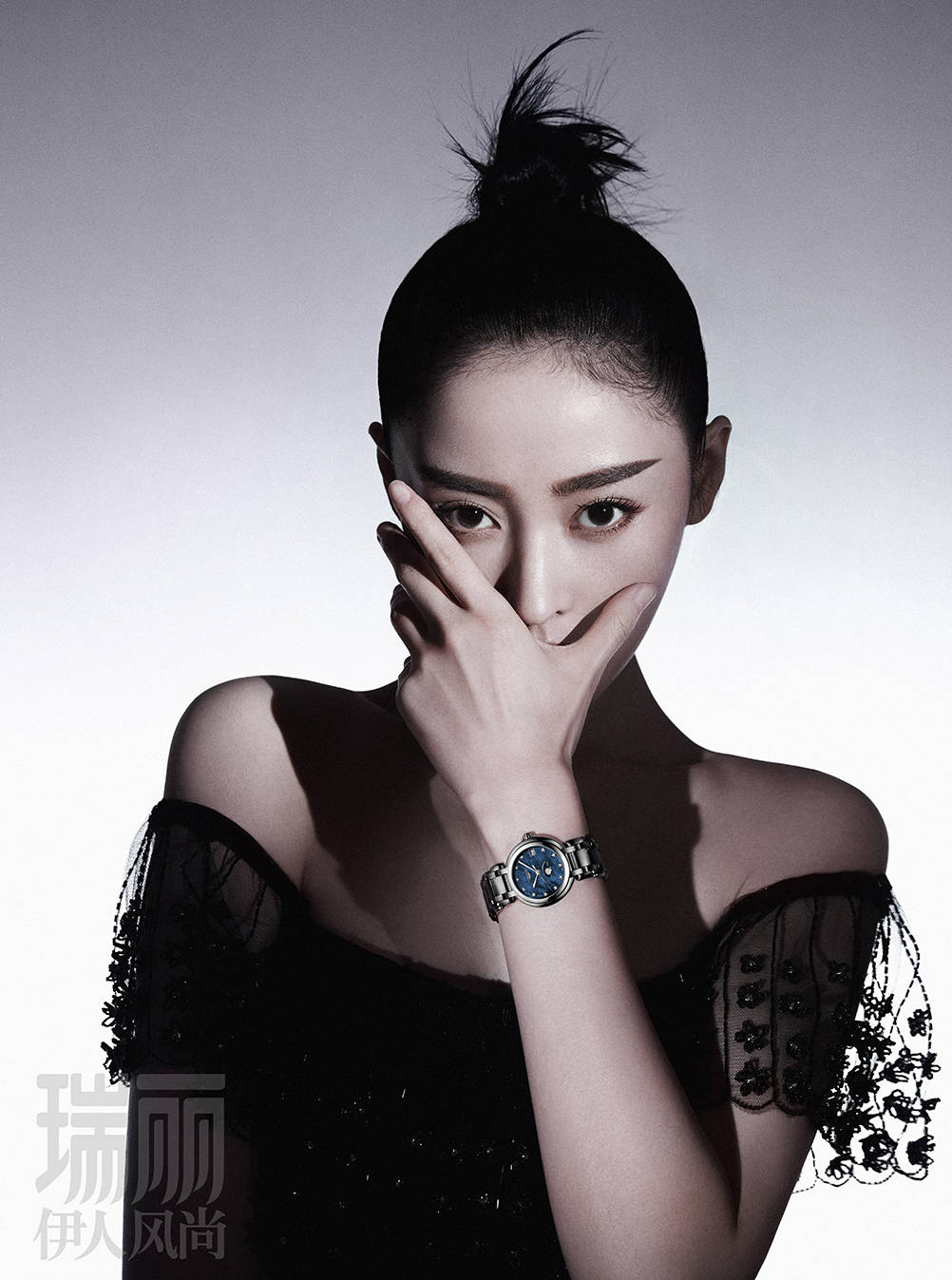 张天爱最新杂志封面大片破空而来自我绽放