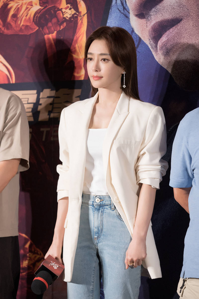 电影|秦岚现身电影《怒火·重案》首映礼 现场追忆导演陈木胜