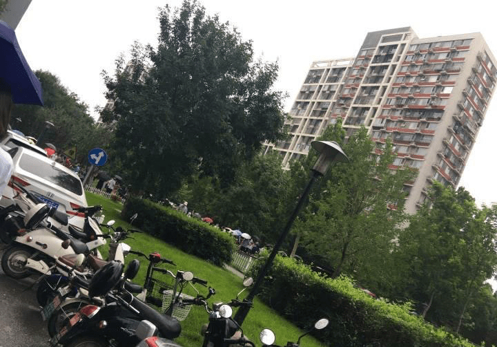 北京回龙观多个小区连夜核酸检测,实施封闭管理