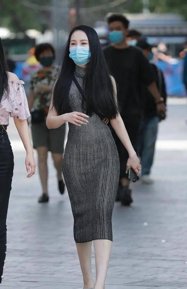 设计|束腰裤搭配黑色t恤，衣服的四角打结又帅气