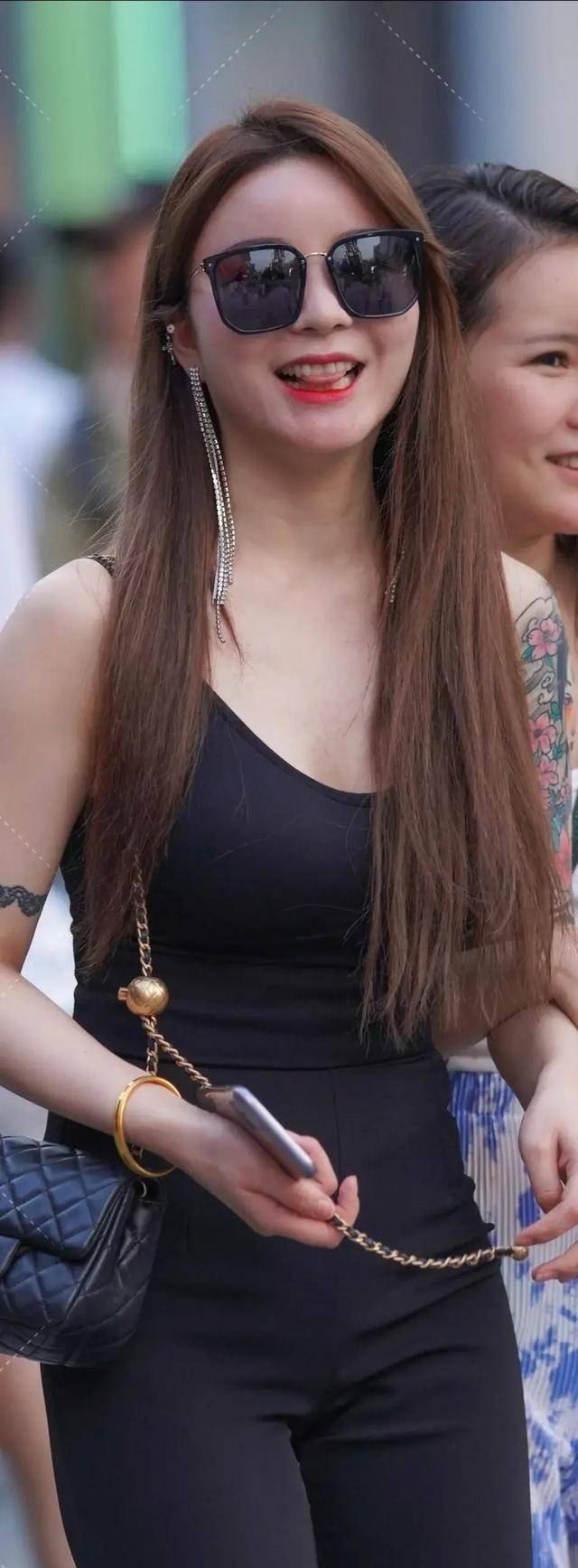 个性|一件瑜伽裤折射出与众不同的个性,休闲还减龄,裁剪独特