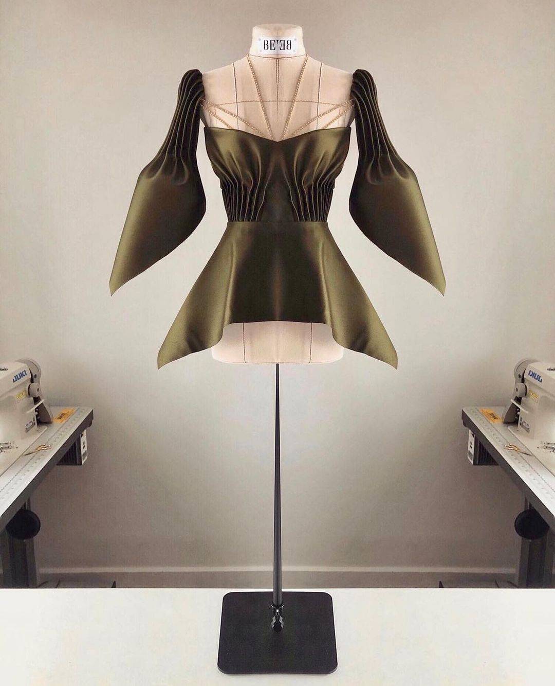 创意设计小人台绝美立裁设计赏析