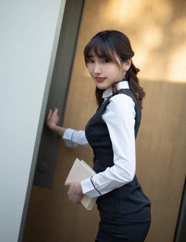 马甲|上班族气质穿搭：靓丽美女白色衬衫搭配黑色马甲裙时尚有气质