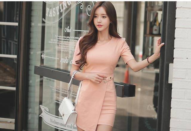 高跟鞋|超可爱的粉色连衣裙小姐姐，配上一双银色高跟鞋更是时尚性感迷人