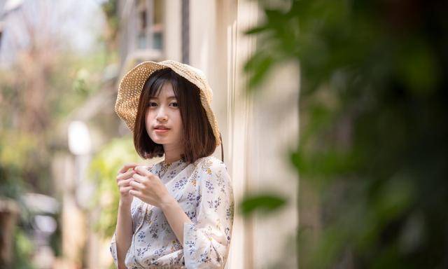 文章|清纯无比的碎花小衫，搭配一顶镂空凉帽格外惹人喜爱
