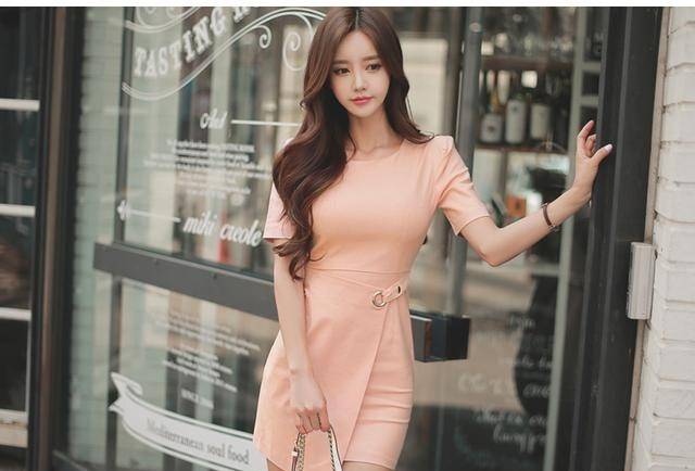 高跟鞋|超可爱的粉色连衣裙小姐姐，配上一双银色高跟鞋更是时尚性感迷人