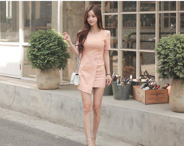 高跟鞋|超可爱的粉色连衣裙小姐姐，配上一双银色高跟鞋更是时尚性感迷人