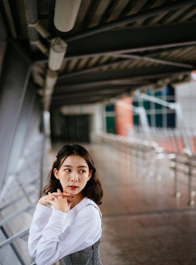 部位|背带裙搭配白色小衫，2021这样穿，减龄甜美给你满满的少女感