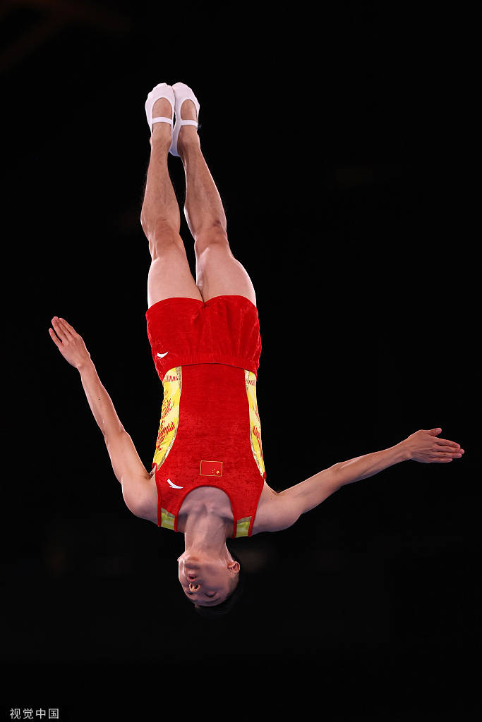 高清图:男子蹦床决赛 董栋空中翻腾姿态舒展
