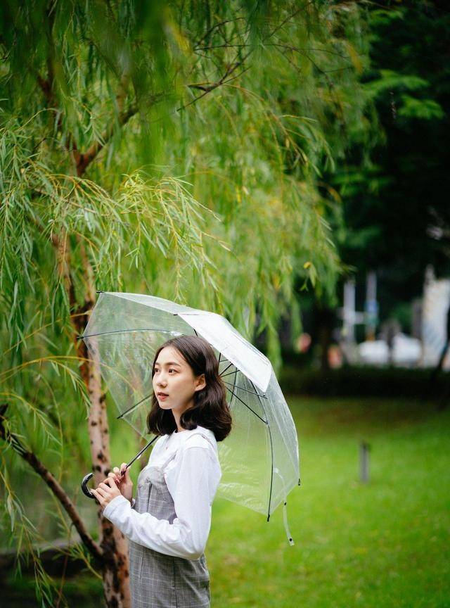 部位|背带裙搭配白色小衫，2021这样穿，减龄甜美给你满满的少女感