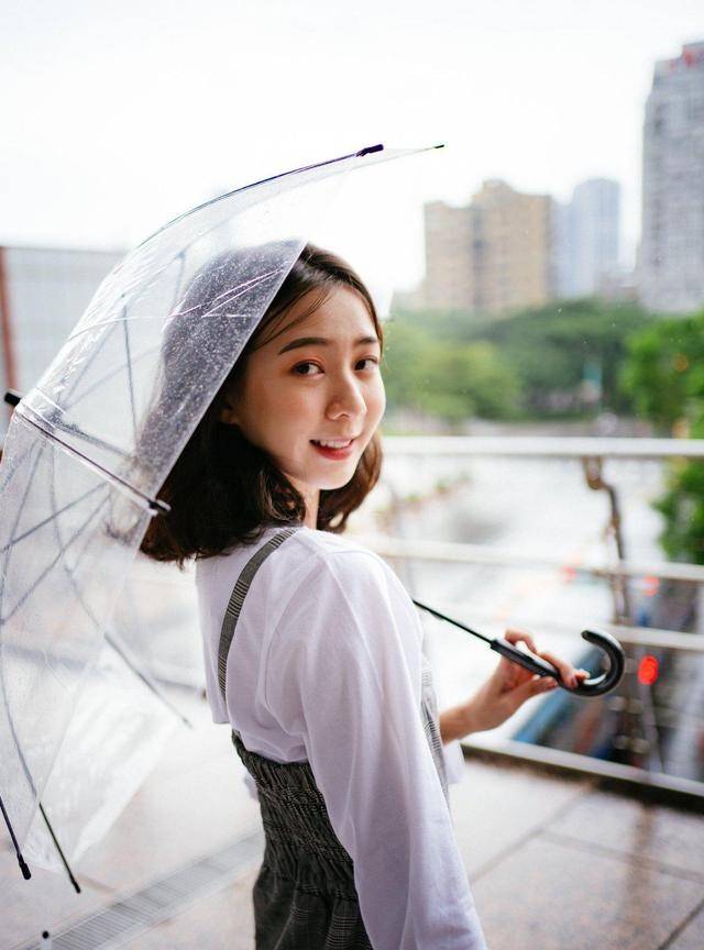 部位|背带裙搭配白色小衫，2021这样穿，减龄甜美给你满满的少女感