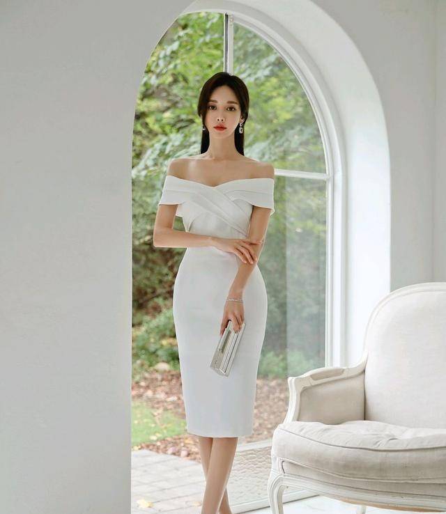 身材|潮流穿搭展示：白色抹胸连衣裙的美女穿出高贵优雅，时尚迷人